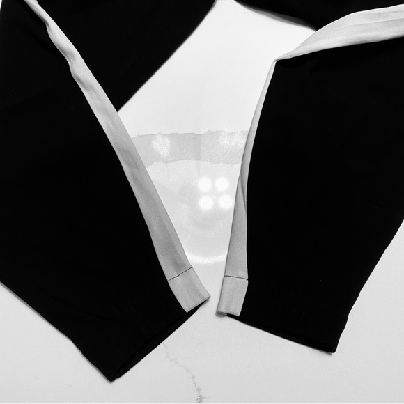 **SOLD**Aritzia Babaton Crepe Jogger - Picture 2 of 3